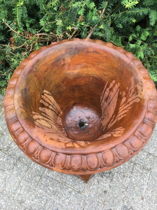 Sehr auffällige und schwere Blumentopf-Vase auf stabilem Sockel aus massivem Oxidstein mit Engeln